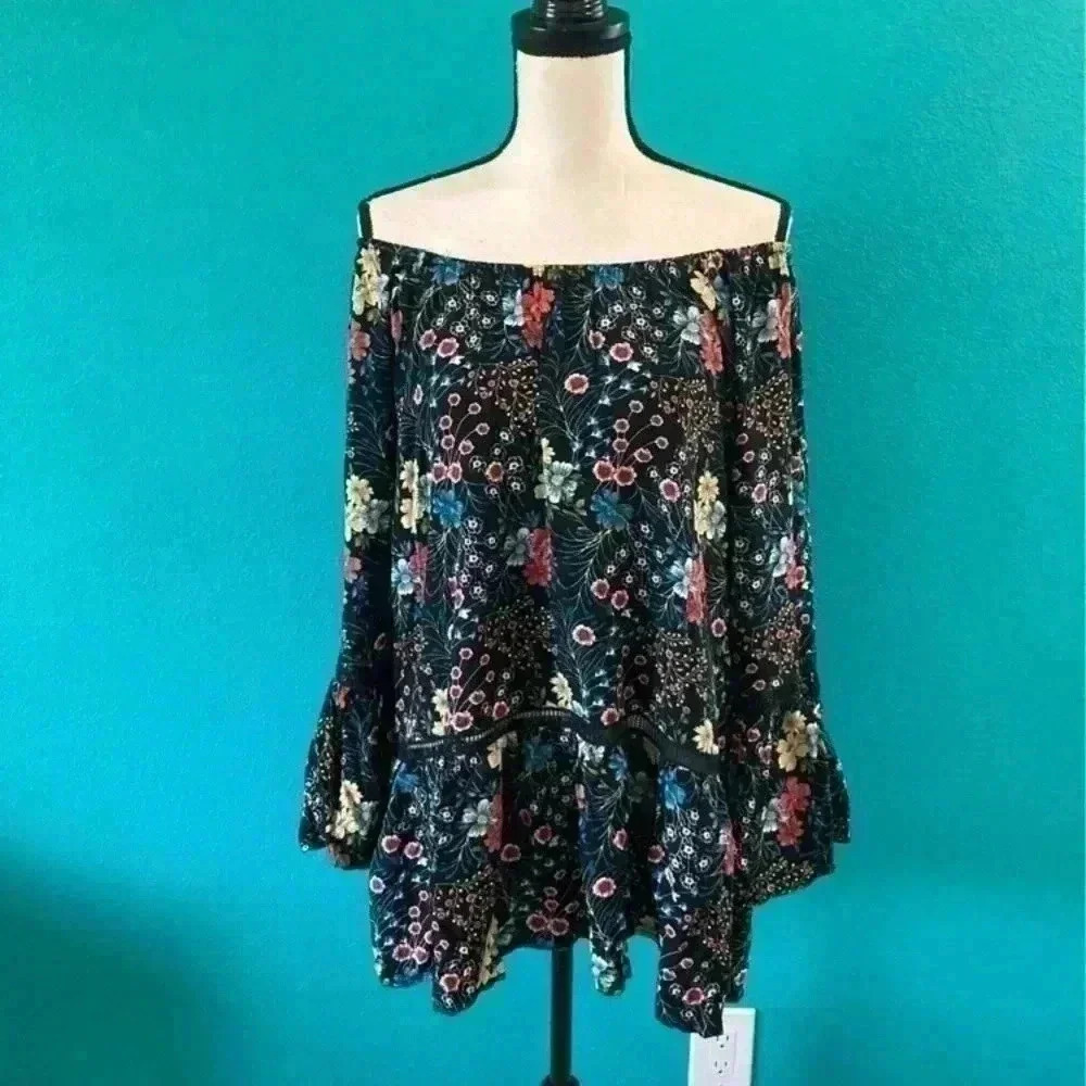 ⭐️ New with tags Grace elements pretty rustic floral blouse with flared sleeves